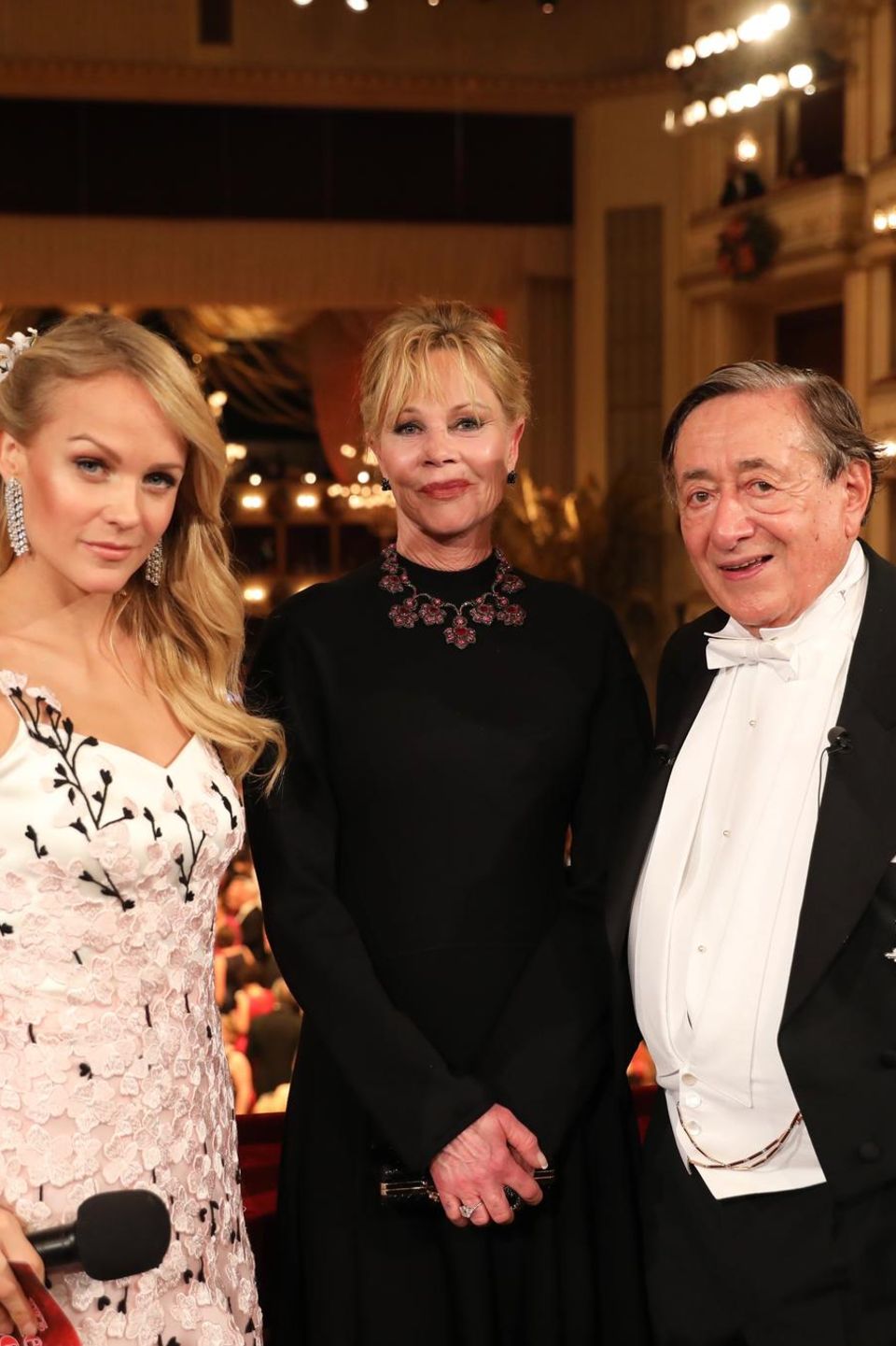 Moderatorin Mirjam Weichselbaum posiert im floral bestickten Abendkleid den beiden wichtigsten Personen des Wiener Opernballs: Gastgeber Richard Lugner und sein diesjähriger Stargast Melanie Griffith. Moderatorin Mirjam Weichselbaum posiert im floral bestickten Abendkleid den beiden wichtigsten Personen des Wiener Opernballs: Gastgeber Richard Lugner und sein diesjähriger Stargast Melanie Griffith.