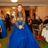Mit sexy Transparenz und ganz viel blauem Tüll ist Victoria Swarovski ein echter Hingucker auf dem Wiener Opernball.