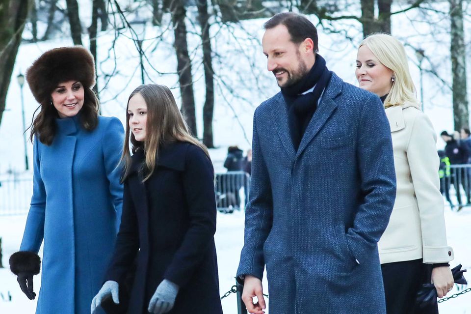 Prinzessin Victoria: Next Generation: In Norwegen flaniert Kate mit dem Kronprinzenpaar Mette-Marit, 44, und Haakon, 44, sowie Thronerbin Ingrid Alexandra, 14, durchs tief verschneite Oslo Next Generation: In Norwegen flaniert Kate mit dem Kronprinzenpaar Mette-Marit, 44, und Haakon, 44, sowie Thronerbin Ingrid Alexandra, 14, durchs tief verschneite Oslo