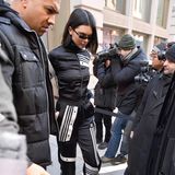 Die Adidas-Präsentation besucht Kendall Jenner selbstverständlich im passend sportlichen Outfit.
