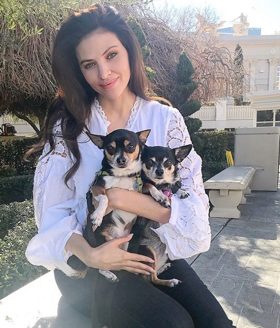 Hana Nitsche liebt ihre Hunde Ivy und Herman so sehr, postet sie. Die beiden, felligen Gefährten reisen mit dem Model nahezu überall hin und sind die besten Reisebegleiter. Hana Nitsche liebt ihre Hunde Ivy und Herman so sehr, postet sie. Die beiden, felligen Gefährten reisen mit dem Model nahezu überall hin und sind die besten Reisebegleiter.