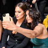 Ashley Graham und Padma Lakshmi machen Selfies in der Front Row bei Cushnie Et Ochs.