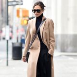Auch wenn Oversize im Trend liegen mag - in diesem Outfit geht Stylequeen Victoria Beckham ziemlich unter.