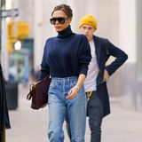 Style-Duell mit der Mutter? Geht Brooklyn Beckham lieber nicht ein und versteckt sich ganz schüchtern hinter seiner perfekten gestylten Mutter, die in Jeans und Rollkragen-Pullover toll aussieht.