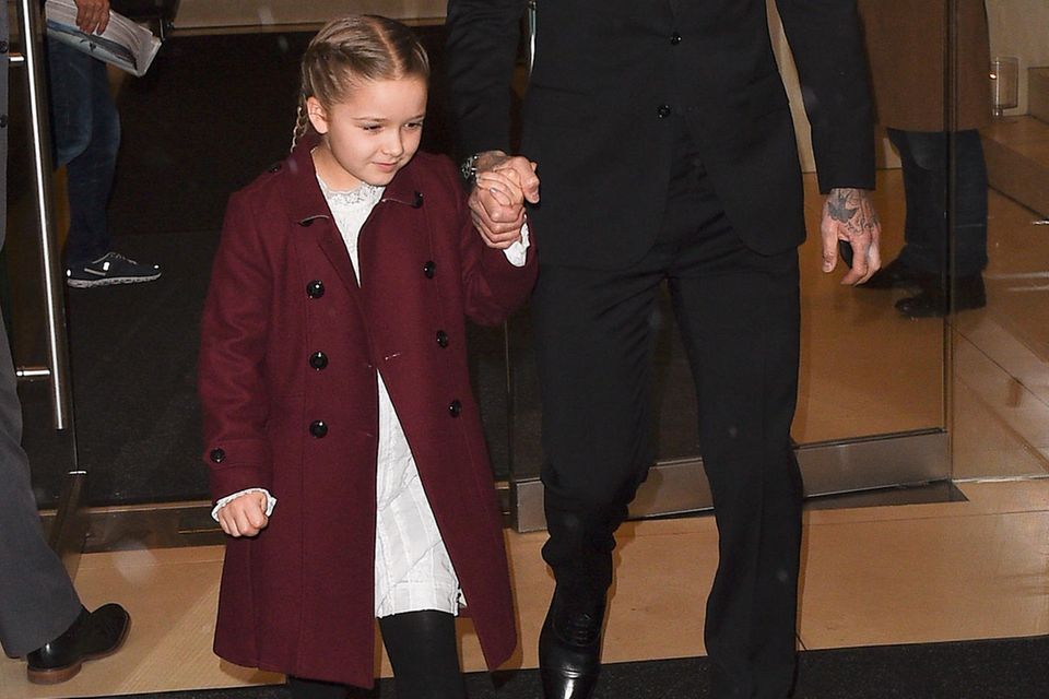 An der Hand von Papa David begibt sich Harper Beckham zur Modenschau ihrer Mutter An der Hand von Papa David begibt sich Harper Beckham zur Modenschau ihrer Mutter