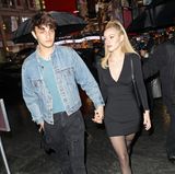 Gigis und Bellas Bruder Anwar Hadid ist mit seiner Freundin Nicola Peltz auf dem Weg zur Alexander-Wang-Show.