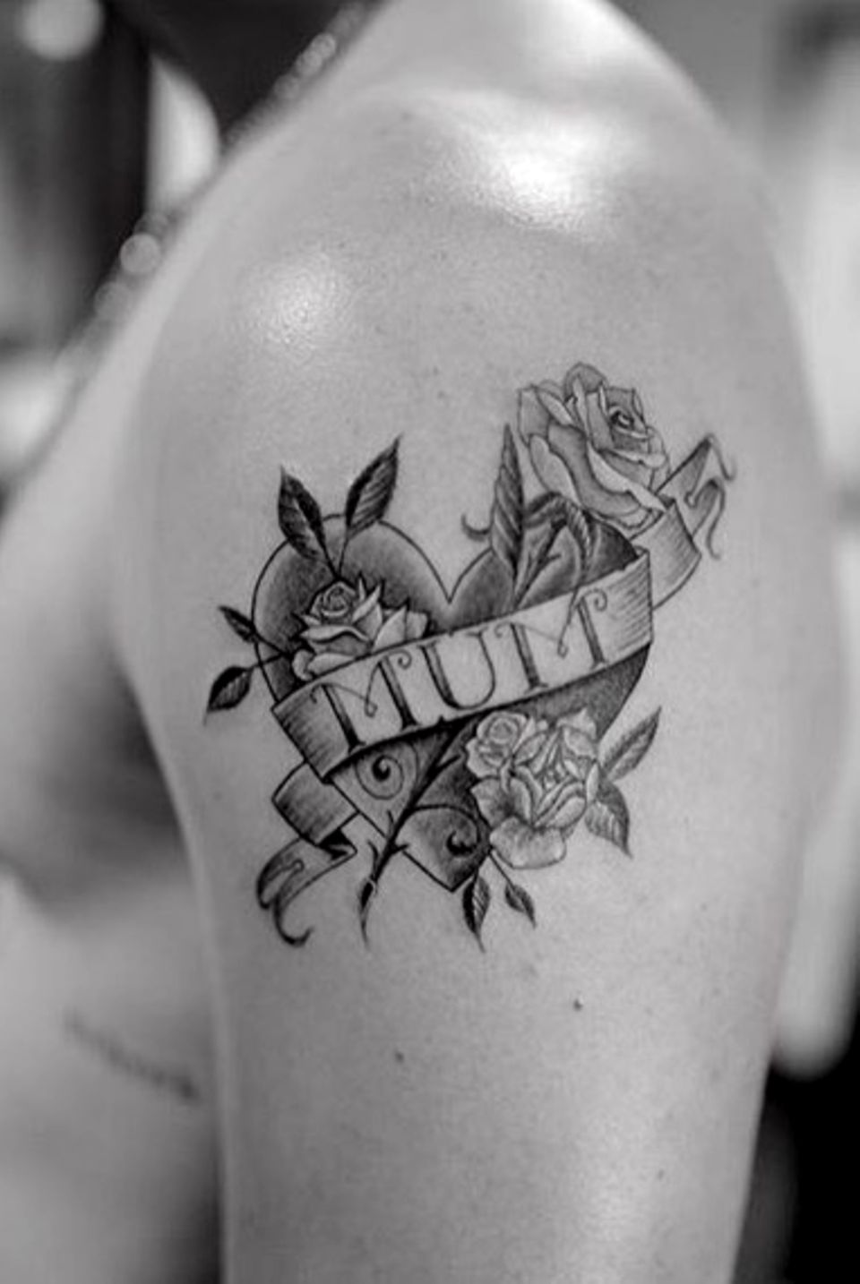 So überzeugt man auch die strengste Mutter: Brooklyn Beckham hat sich ein Herz-Tattoo mit dem Wort "Mum" auf seine linke Schulter stechen lassen. Da kann ihm Mama Victoria Beckham wohl kaum böse sein. So überzeugt man auch die strengste Mutter: Brooklyn Beckham hat sich ein Herz-Tattoo mit dem Wort "Mum" auf seine linke Schulter stechen lassen. Da kann ihm Mama Victoria Beckham wohl kaum böse sein.