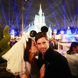 John Stamos + Caitlin McHugh  Das frischgebackene Ehepaar genießt seine Flitterwochen im Disneyland in Florida. Hintergrund: ​Den Antrag machte Stamos der 31-Jährigen zuvor in Disneyland. 