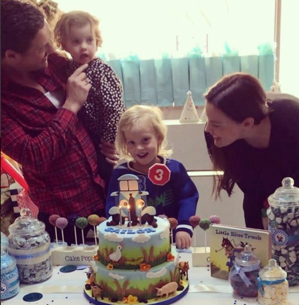 Zum dritten Geburtstag ihres Sohnes Sailor präsentiert Mama Liv Tyler dem Geburtstagskind eine "Little blue truck"- Torte. Der Kleine scheint sich sichtlich darüber zu freuen. Lecker! Zum dritten Geburtstag ihres Sohnes Sailor präsentiert Mama Liv Tyler dem Geburtstagskind eine "Little blue truck"- Torte. Der Kleine scheint sich sichtlich darüber zu freuen. Lecker!
