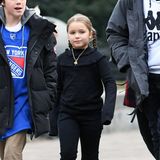 Auf dem Weg zur Eislaufbahn war Harper noch warm genug, um unter dem ihrem Mantel das schwarzes, sportliches Outfit mit einem Hauch von Rüschen zu zeigen.