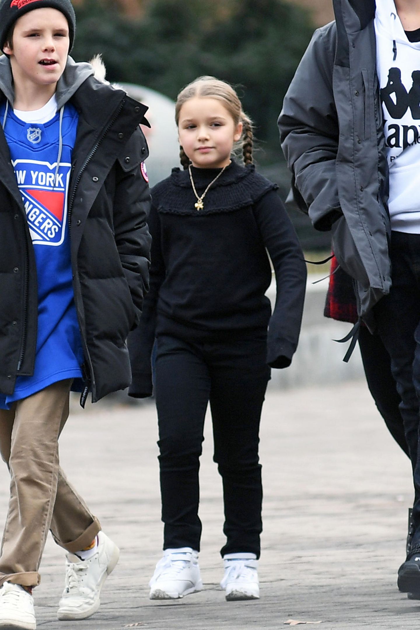 Auf dem Weg zur Eislaufbahn war Harper noch warm genug, um unter dem ihrem Mantel das schwarzes, sportliches Outfit mit einem Hauch von Rüschen zu zeigen.