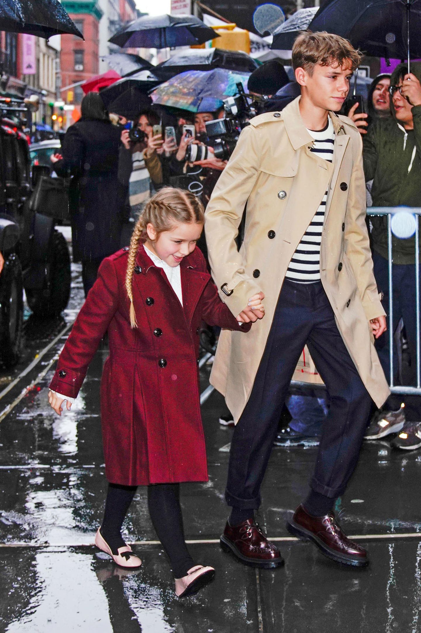 So schick trotz Schietwetter: Harper Beckham ist mittlerweile selbst Fashion-Profi wie ihre Mama Victoria und lässt sich von den New Yorker Regentropfen gar nicht aus dem Konzept bringen.