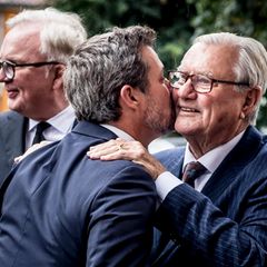 Vater und Sohn begrüßen sich im August 2017 herzlich.