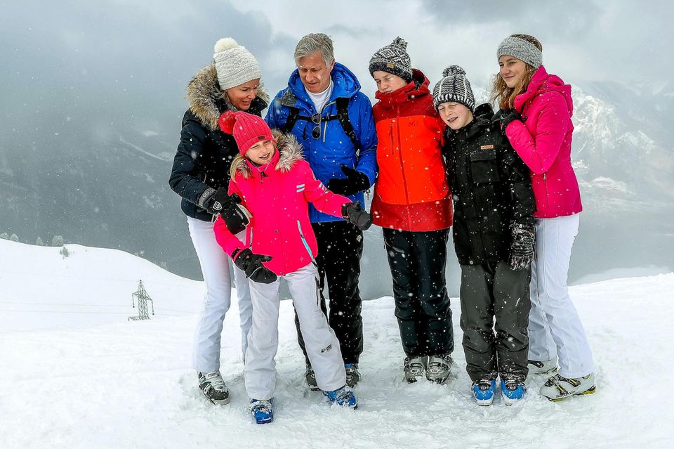 12. Februar 2018 Zu einem schönen Skiurlaub gehört ein schönes Erinnerungsfoto. Königin Mathilde und ihre Familie rücken näher zusammen. 12. Februar 2018 Zu einem schönen Skiurlaub gehört ein schönes Erinnerungsfoto. Königin Mathilde und ihre Familie rücken näher zusammen.