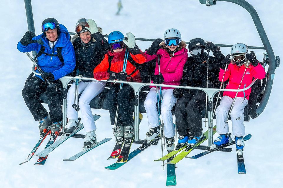 12. Februar 2018 Skipiste, wir kommen! Mit ihren Kindern Prinz Emmanuel, Prinz Gabriel, Prinzessin Éléonore und Prinzessin Elisabeth freuen sich Königin Mathilde und König Philippe über Skiferien in Verbier. 12. Februar 2018 Skipiste, wir kommen! Mit ihren Kindern Prinz Emmanuel, Prinz Gabriel, Prinzessin Éléonore und Prinzessin Elisabeth freuen sich Königin Mathilde und König Philippe über Skiferien in Verbier.