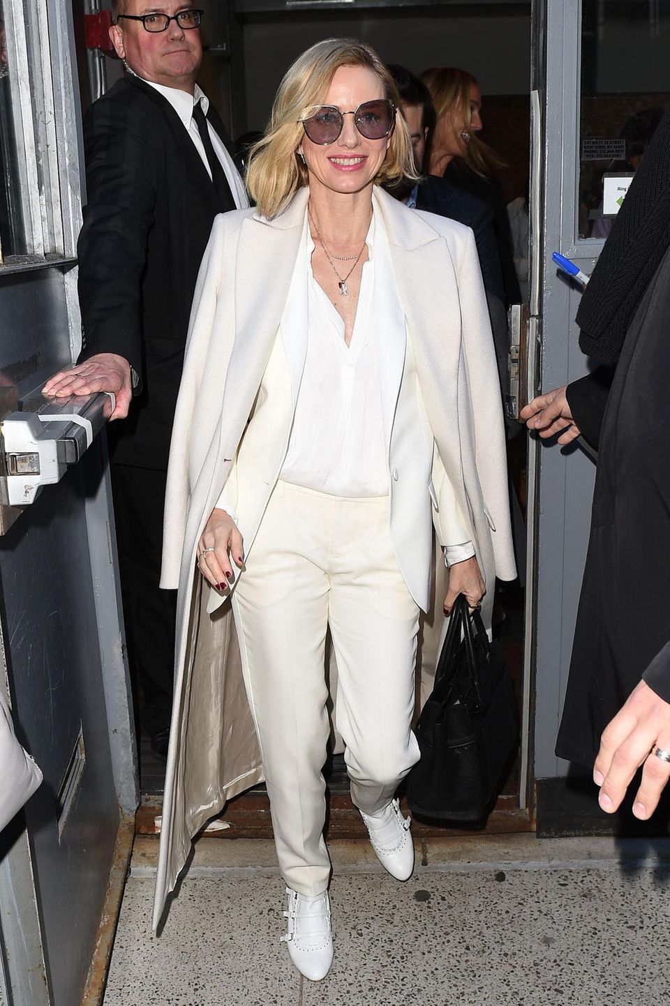 Cremefarbene Eleganz von Kopf bis Fuß zeigt Naomi Watts als Gast der Show von Zadig & Voltaire. Cremefarbene Eleganz von Kopf bis Fuß zeigt Naomi Watts als Gast der Show von Zadig & Voltaire.