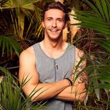 Vor seinem Einzug ins Dschungelcamp zeigt sich David Friedrich kräftig und lachend in siegessicherer Pose. Der Musiker brachte sich während seiner vorhergehenden Tour so richtig in Form und zeigte sich auf Instagram immer wieder beim Trainieren im Gym. 
