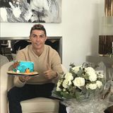 Happy Birthday Cristiano Ronaldo! Der Fußball-Star feiert seinen 33. Geburtstag. Stolz präsentiert er seine Geburtstagstorte. 