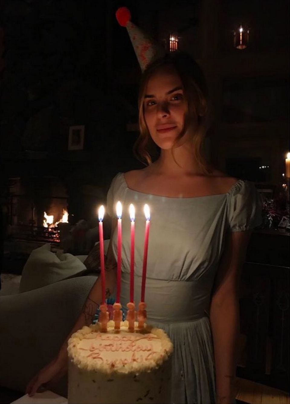 Zu ihrem 24. Geburtstag erhält die jüngste Tochter von Demi Moore einen Traum aus Sahne. Dazu postet die ältere Schwester Rumer Willis " Ich kann nicht glauben, dass diese Göttin meine Schwester ist. Ich bin so geehrt und dankbar, sie zu kennen, von ihr zu lernen, sie wachsen zu sehen, für unsere Freundschaft, ich fühle mich wie der glücklichste Mensch am Leben, um so eine besondere schöne Seele in meinem Leben zu haben. Du bist ein Geschenk und ein Licht in meiner Liebe, meine Liebe. Höre nie auf zu leuchten. Du bist mein Licht". Schöner kann es Liebesgeständnis an die Schwester wohl kaum sein. Zu ihrem 24. Geburtstag erhält die jüngste Tochter von Demi Moore einen Traum aus Sahne. Dazu postet die ältere Schwester Rumer Willis " Ich kann nicht glauben, dass diese Göttin meine Schwester ist. Ich bin so geehrt und dankbar, sie zu kennen, von ihr zu lernen, sie wachsen zu sehen, für unsere Freundschaft, ich fühle mich wie der glücklichste Mensch am Leben, um so eine besondere schöne Seele in meinem Leben zu haben. Du bist ein Geschenk und ein Licht in meiner Liebe, meine Liebe. Höre nie auf zu leuchten. Du bist mein Licht". Schöner kann es Liebesgeständnis an die Schwester wohl kaum sein.