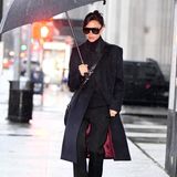 Dunkle Farben eignen sich nicht unbedingt dafür, die Stimmung bei grauem New Yorker Regenwetter zu heben. Wenn man dabei aber so elegant und gleichzeitig lässig aussieht wie Victoria Beckham, ist das völlig egal.