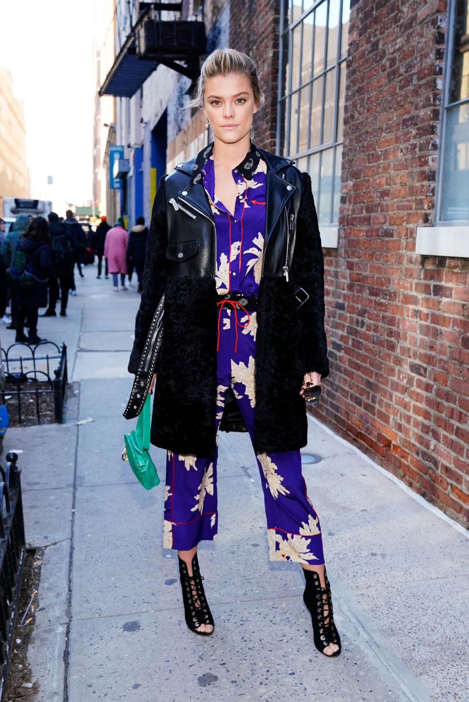 Ihr lässige Lederjacke kombiniert Topmodel Nina Adgal mit einem lilablau leuchtende, floralen Seiden-Jumpsuit.