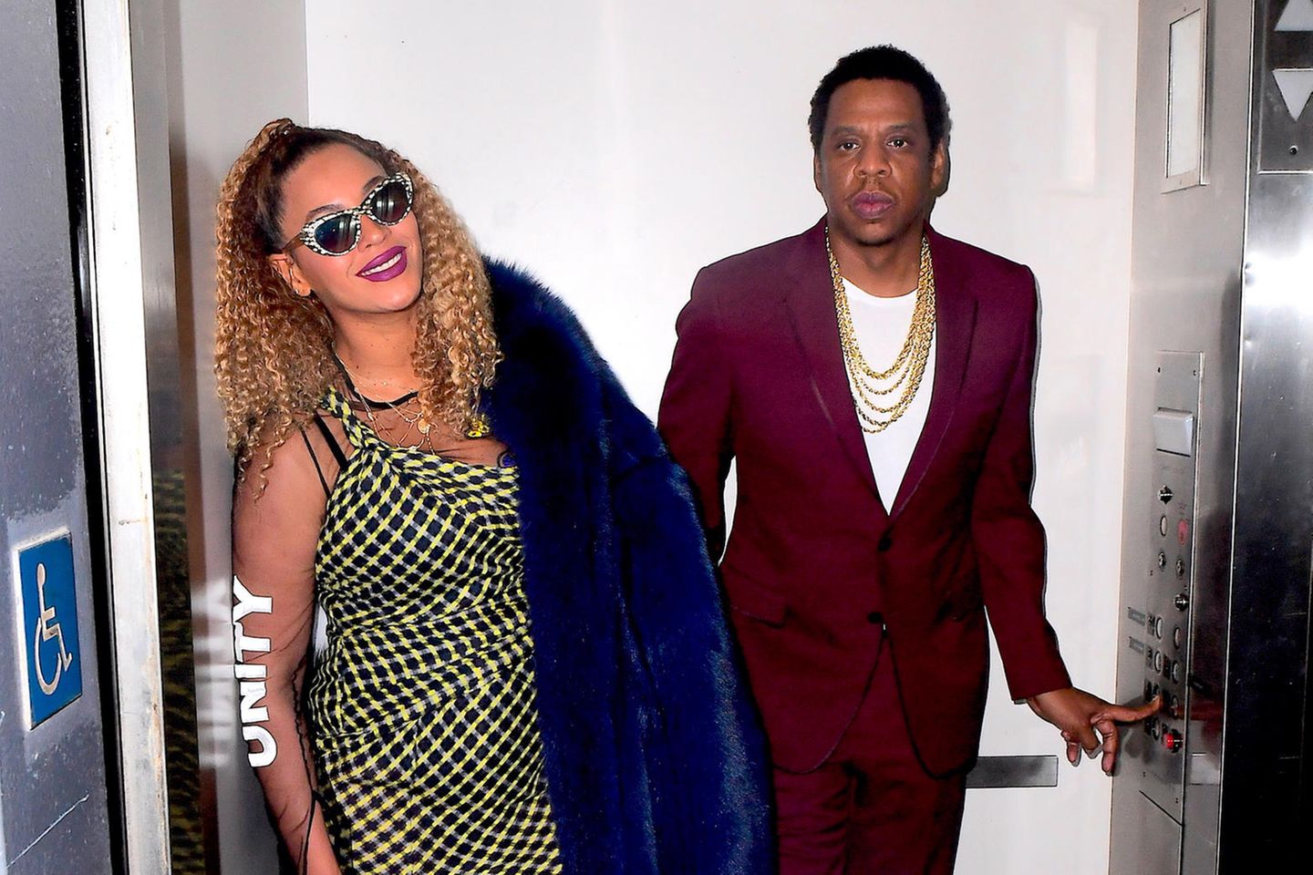 Für seine Geburtstagsparty haben Power-Paar Jay-Z und Beyoncé sich besonders in Schale geworfen. Ihr Muster-Dress und die blaue Fell-Jacke treffen auf seinen lässig-eleganten weinroten Anzug.