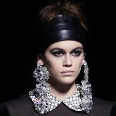 Kaia Gerber ist momentan von keiner Fashion Week wegzudenken: Auf dem Laufsteg von Tom Ford in New York werden ihre dunklen Rehaugen durch Smokey Eyes und einen dunklen Lidstrich betont. Der Rest des Make-up ist eher farblos und schlicht. 