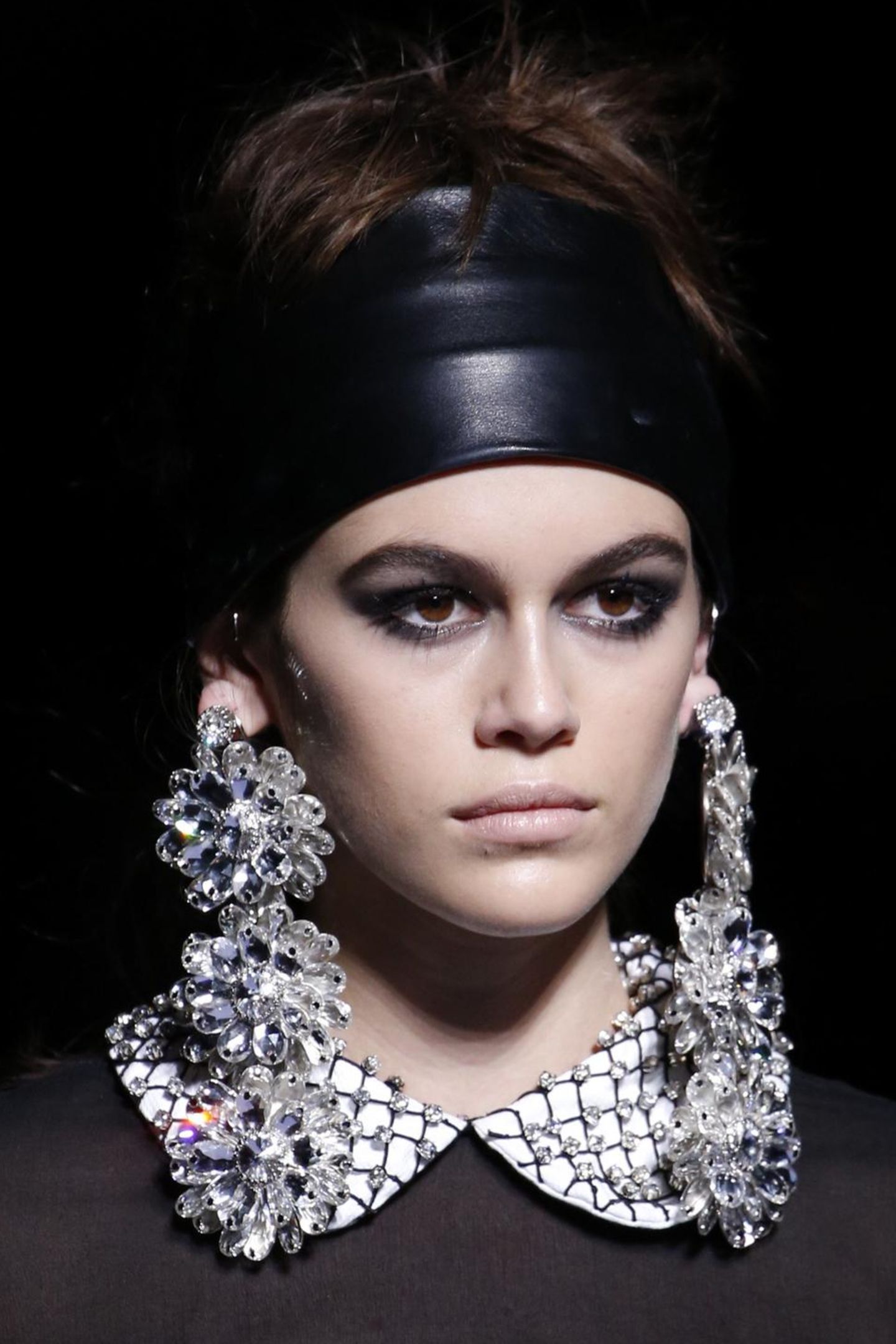 Kaia Gerber ist momentan von keiner Fashion Week wegzudenken: Auf dem Laufsteg von Tom Ford in New York werden ihre dunklen Rehaugen durch Smokey Eyes und einen dunklen Lidstrich betont. Der Rest des Make-up ist eher farblos und schlicht. 