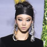 Was Accessoires und Kopfschmuck betrifft, lautet die Devise bei der Tom Ford Show der New Yorker Fashion Week: Weniger ist mehr! XXL-Ohrringe, breite Haarbänder und hochgesteckte Haare sorgen für einen coolen Look, der mit dunklen, verwischten Smokey Eyes abgerundet wird.