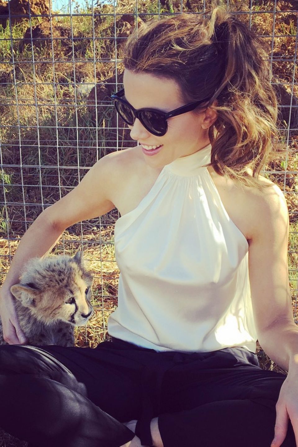 Kate Beckinsale kuschelt in Südafrika mit kleinen Gaparden-Babys.