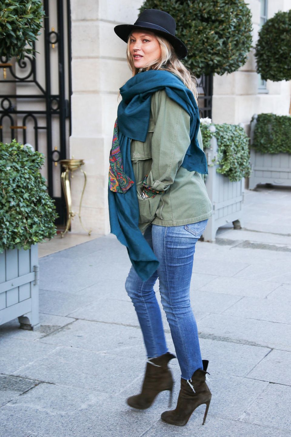 Gibt es Tage, an denen Kate Moss nicht cool aussieht? Wohl kaum. Hier in lässiger Jeans, High Heels und mit Hut
