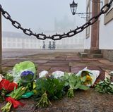 Vor Schloss Fredensborg haben Dänen schon am frühen Morgen Blumen niedergelegt.