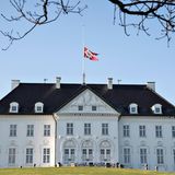 Auf den royalen Residenzen, wie hier auf Schloss Gråsten, und auf vielen öffentlichen Gebäuden wehen die Flaggen auf Halbmast.