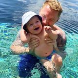 13. Februar 2018  Planschen im Wasser macht dem kleinen Cooper Spaß und Papa Ronan offensichtlich auch. 