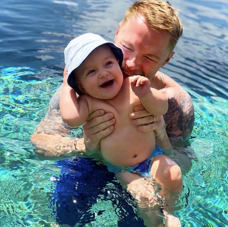 13. Februar 2018 Planschen im Wasser macht dem kleinen Cooper Spaß und Papa Ronan offensichtlich auch. 13. Februar 2018 Planschen im Wasser macht dem kleinen Cooper Spaß und Papa Ronan offensichtlich auch.