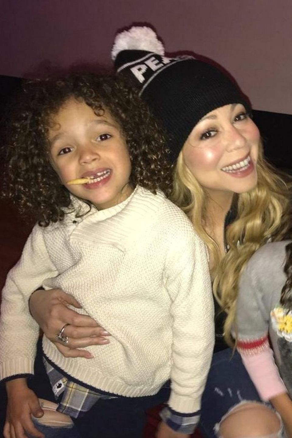 3. Februar 2018 Mariah Carey postet dieses Foto von sich und ihren Zwillingen Moroccan und Monroe. Die Drei verbringen den Freitagabend zusammen und haben sichtlich Spaß dabei. 3. Februar 2018 Mariah Carey postet dieses Foto von sich und ihren Zwillingen Moroccan und Monroe. Die Drei verbringen den Freitagabend zusammen und haben sichtlich Spaß dabei.