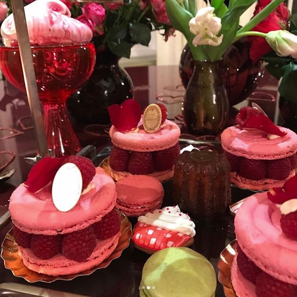 Bei Schauspielerin Salma Hayek geht die Valentinstags-Liebe eindeutig durch den Magen. "Happy Valentine's Day", postet sie zu ihrem Foto voller süßer Leckereien. Bei Schauspielerin Salma Hayek geht die Valentinstags-Liebe eindeutig durch den Magen. "Happy Valentine's Day", postet sie zu ihrem Foto voller süßer Leckereien.