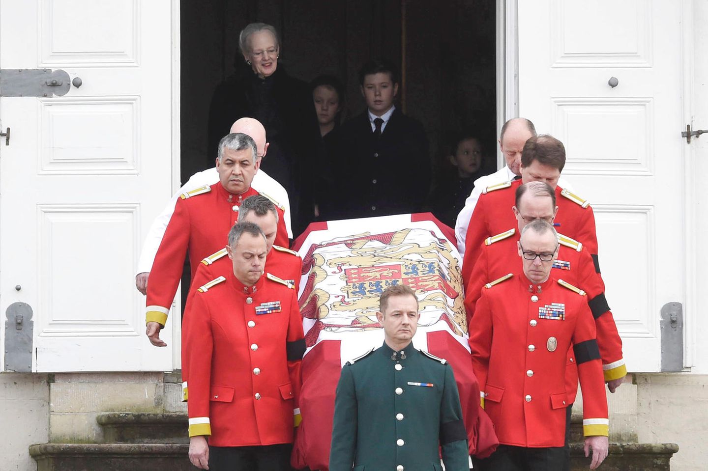 Der Sarg von Prinz Henrik wird am 15. Februar 2018 aus Schloss Fredensborg getragen. In diesem schweren Moment ist Prinz Christian an der Seite seiner Großmutter, Witwe Königin Margrethe. Im Hintergrund sieht man Prinzessin Isabella (l.) und Prinz Vincent (r.) 