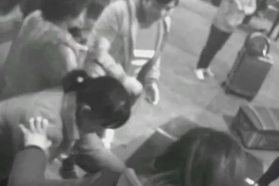 Sicherheits-Check: Auf diesem Bild erkennt man, wie die Chinesin auf das Band steigen will. Auf diesem Bild erkennt man, wie die Chinesin auf das Band steigen will.