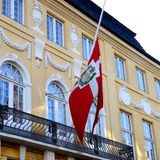 15. Februar 2018   Nach dem Tod von Henrik: In Dänemark hängen die Fahnen auf Halbmast.
