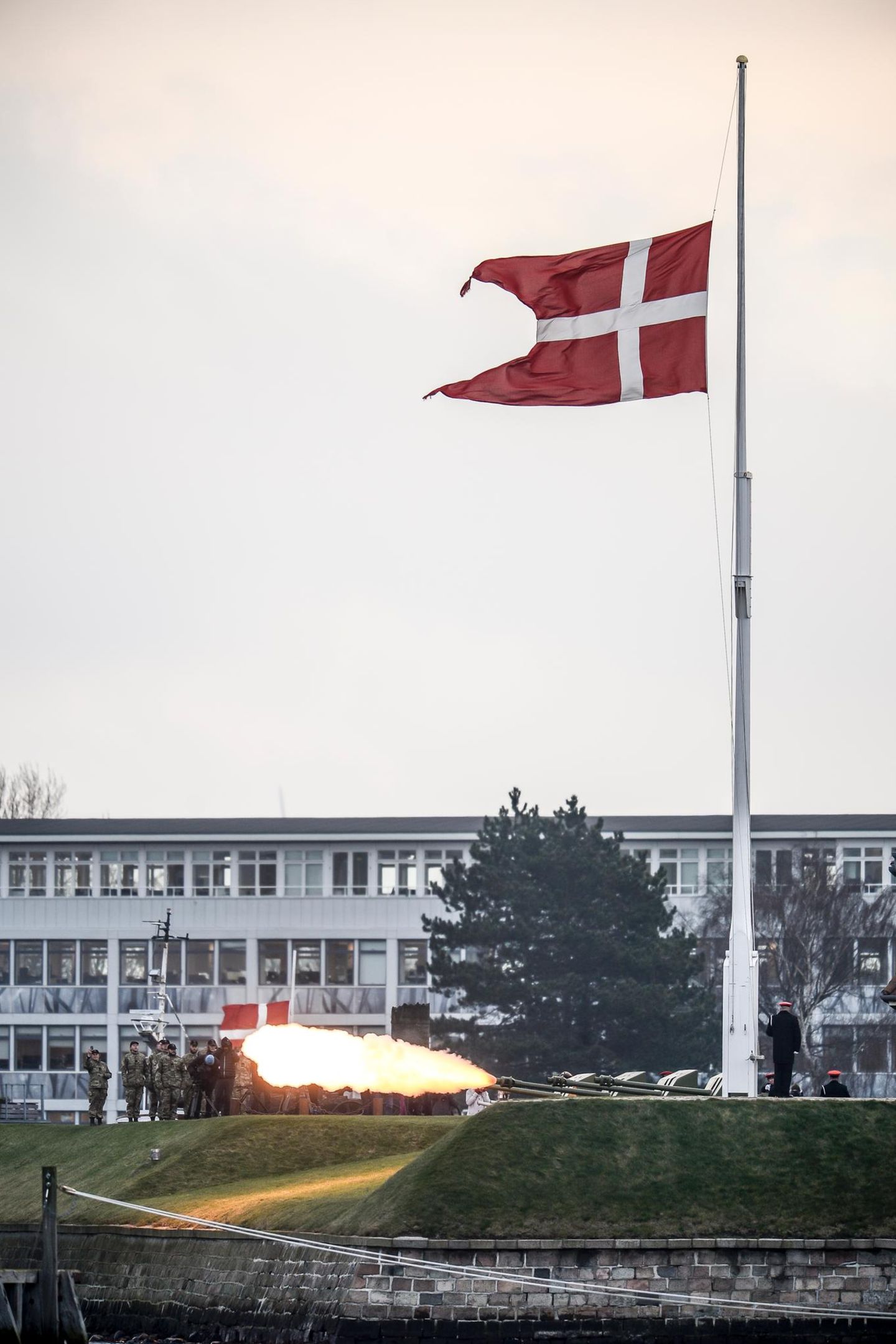 15. Februar 2018   Nach dem Tod von Prinz Henrik werden Salutschüsse an der historischen Seebatterie Sixtus der Marinestation "Holmen" abgefeuert. 