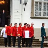 15. Februar 2018   Königin Margrethe und Enkel Prinz Christian schauen von der Tür der Schlosskapelle aus zu, während Prinz Henriks Sarg zum Leichenwagen getragen wird.