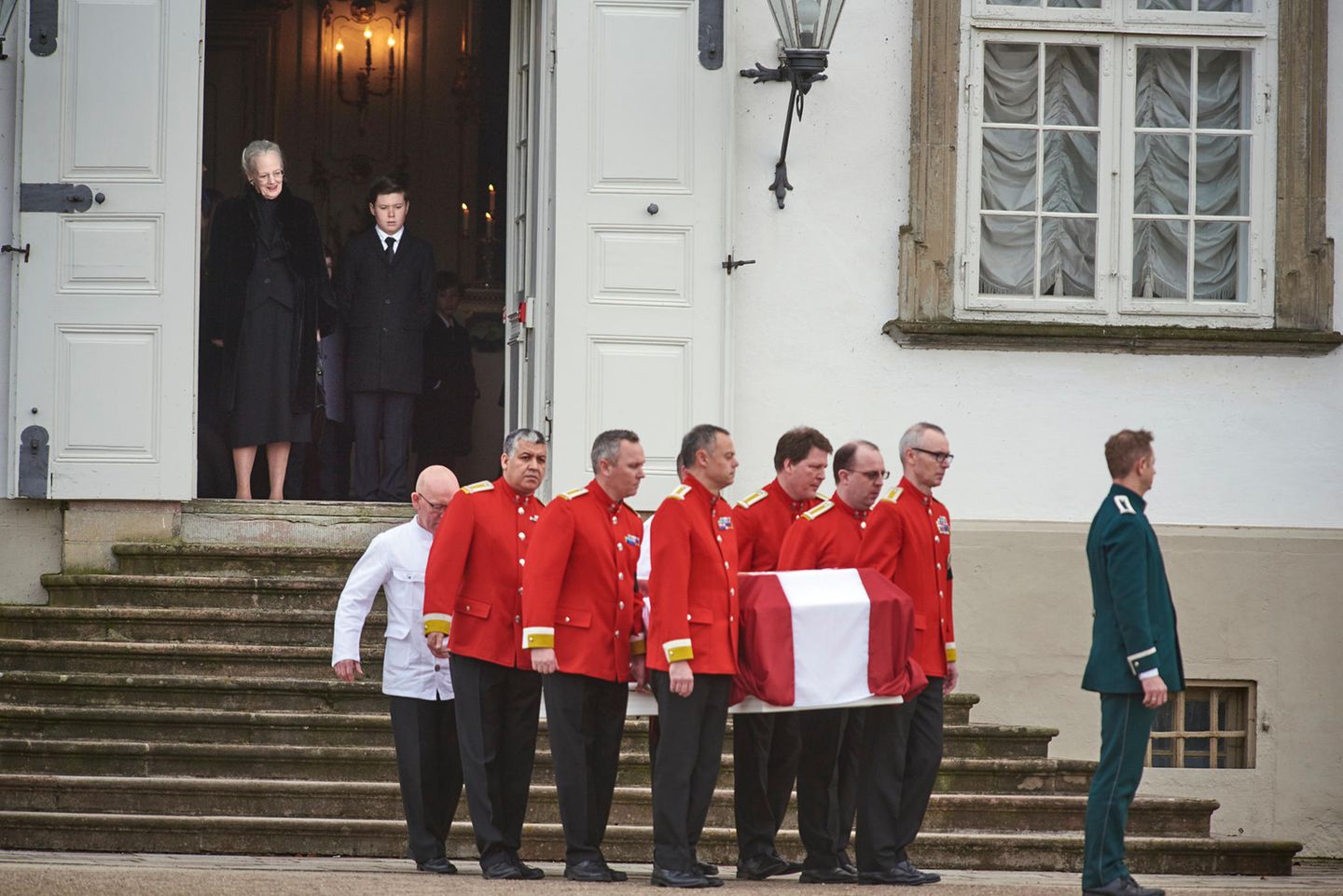 15. Februar 2018   Königin Margrethe und Enkel Prinz Christian schauen von der Tür der Schlosskapelle aus zu, während Prinz Henriks Sarg zum Leichenwagen getragen wird.