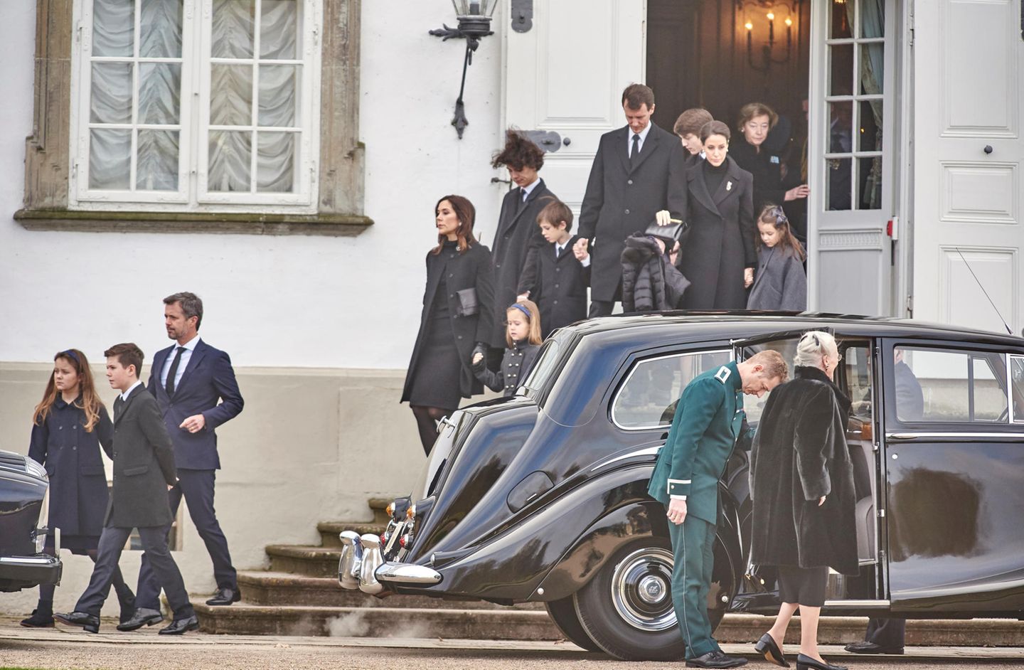 15. Februar 2018   Prinz Henriks Sargüberführung von Schloss Fredensborg nach Schloss Amalienborg: Die Königsfamilie macht sich bereit dem Leichenwagen zu folgen.