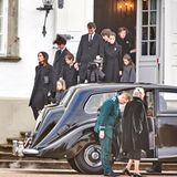 15. Februar 2018   Prinz Henriks Sargüberführung von Schloss Fredensborg nach Schloss Amalienborg: Die Königsfamilie macht sich bereit dem Leichenwagen zu folgen.