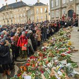 15. Februar 2018   Vor Schloss Fredensborg legen Trauernde Blumen ab.