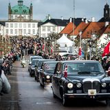 Trauerzug bei der Sargüberführung von Schloss Fredensborg nach Schloss Amalienborg: Die Königsfamilie folgt dem Leichenwagen.