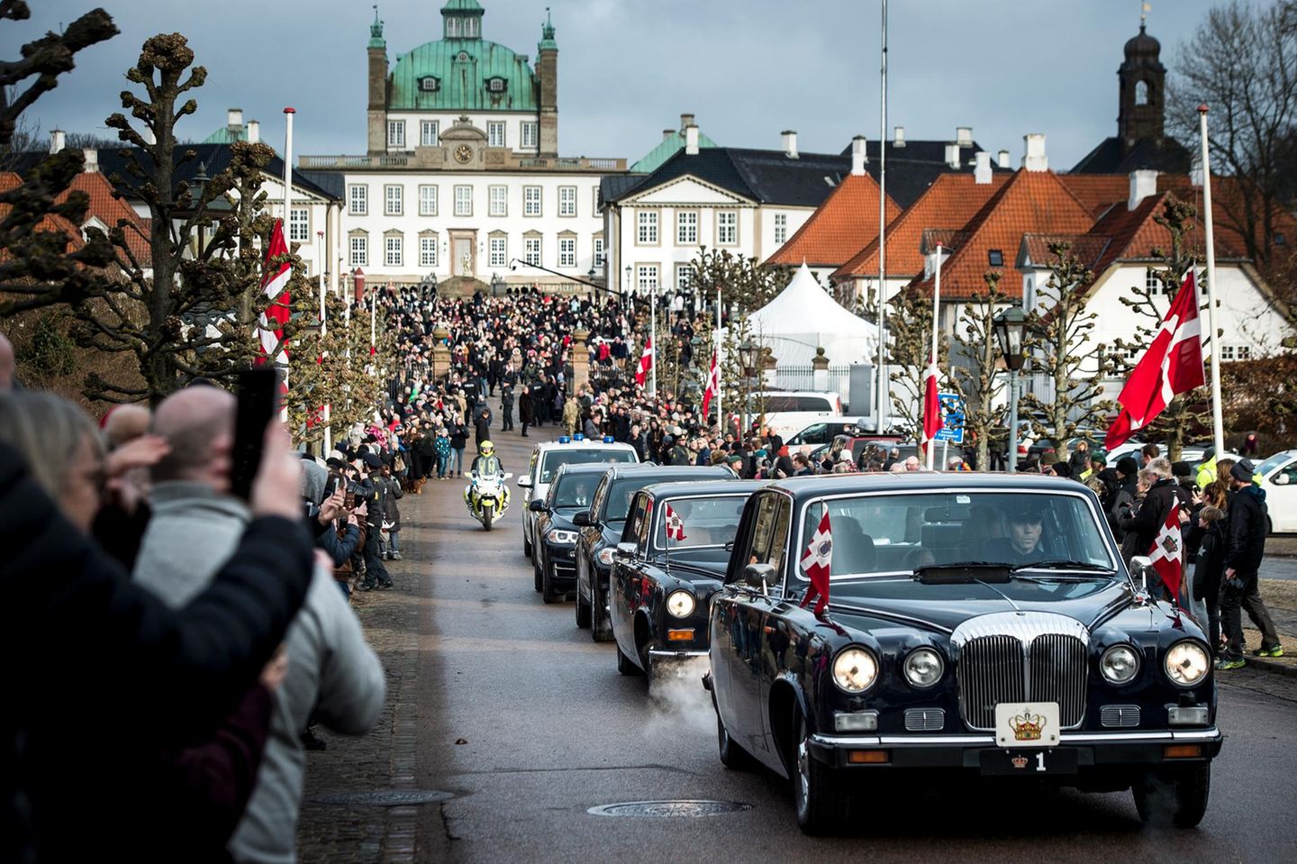 Trauerzug bei der Sargüberführung von Schloss Fredensborg nach Schloss Amalienborg: Die Königsfamilie folgt dem Leichenwagen.