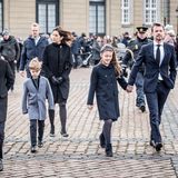 15. Februar 2018   Prinzessin Josephine, Prinz Christian, Kronprinzessin Mary, Prinz Vincent, Prinzessin Isabella und Kronprinz Frederik bei der Sargüberführung von Prinz Henrik.