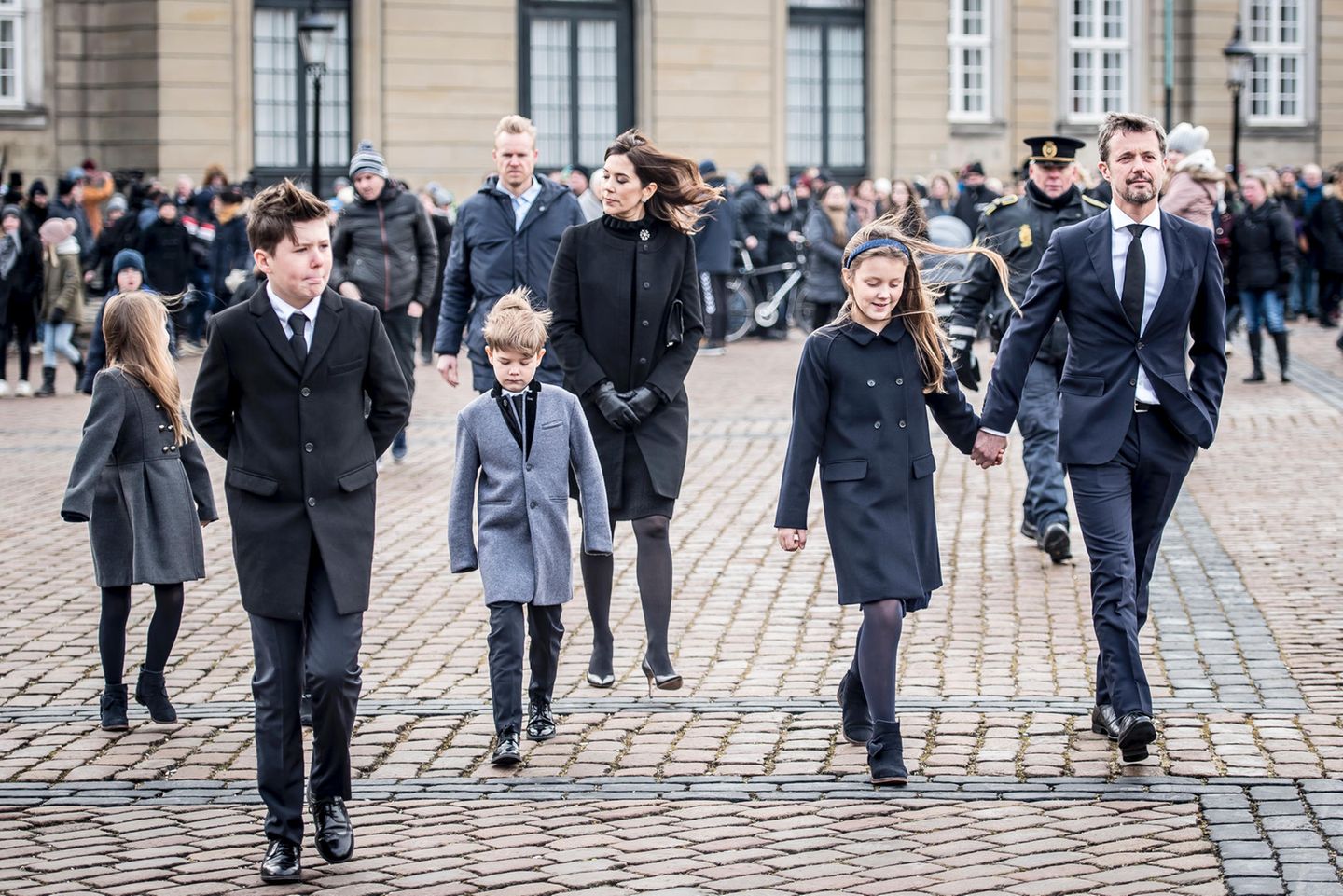 15. Februar 2018   Prinzessin Josephine, Prinz Christian, Kronprinzessin Mary, Prinz Vincent, Prinzessin Isabella und Kronprinz Frederik bei der Sargüberführung von Prinz Henrik.